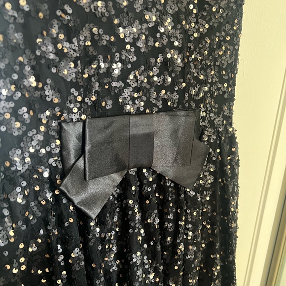 Vneck Sequenced Dress in Black - Picture 4 of 4